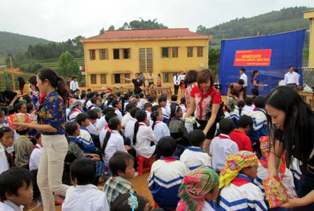 Cán bộ, giáo viên Trường Trung học cơ sở Quang Trung chia quà cho học sinh Trường Trung học cơ sở La Pán Tẩn.